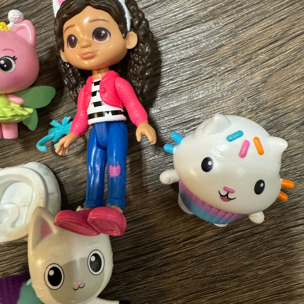 Gabby's Dollhouse Mini Figures Lot - Picture 3 of 3